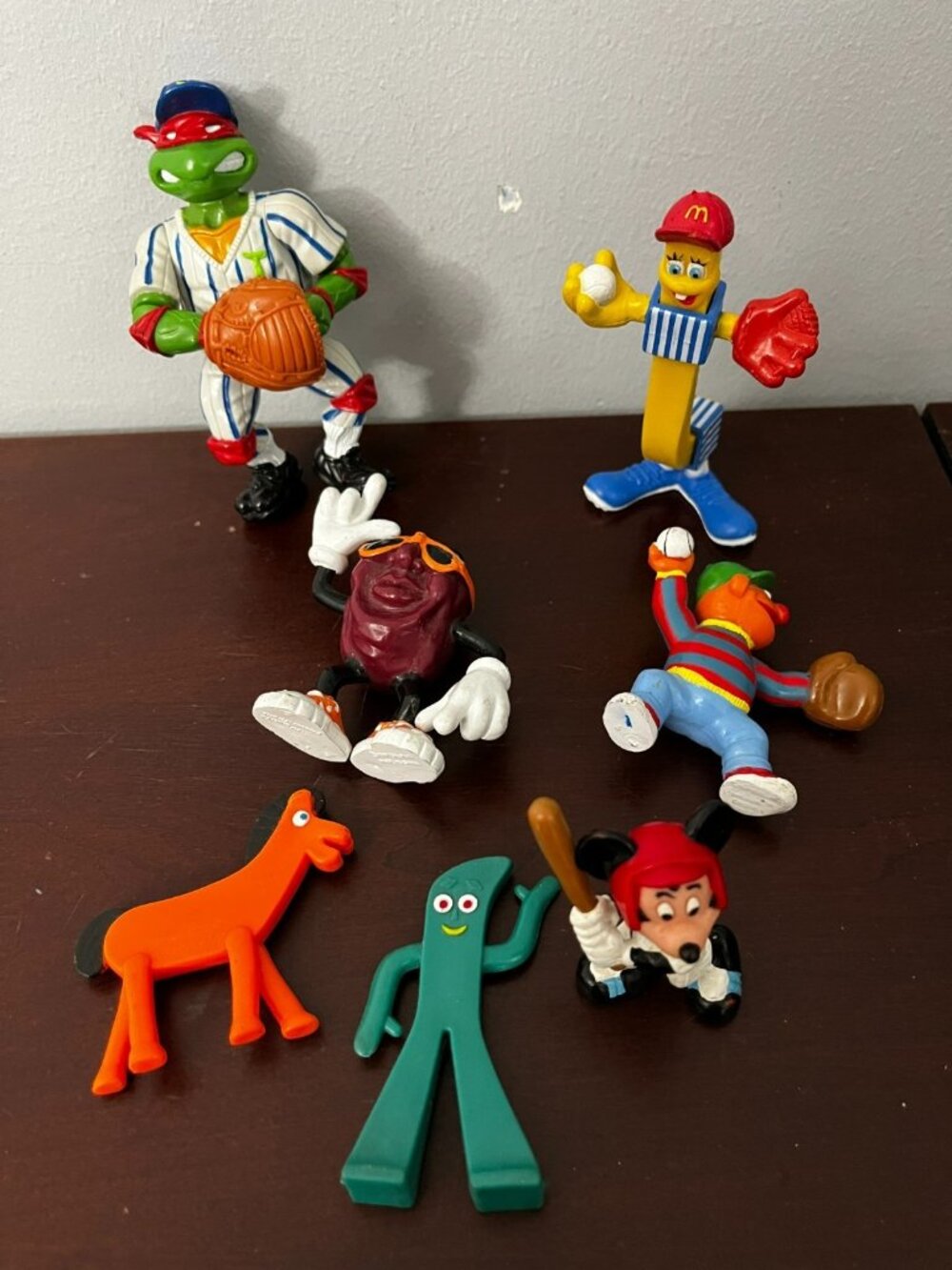 Lot 7 Figures Figurines TNMT California Raisin Disney Gumby Sesame street